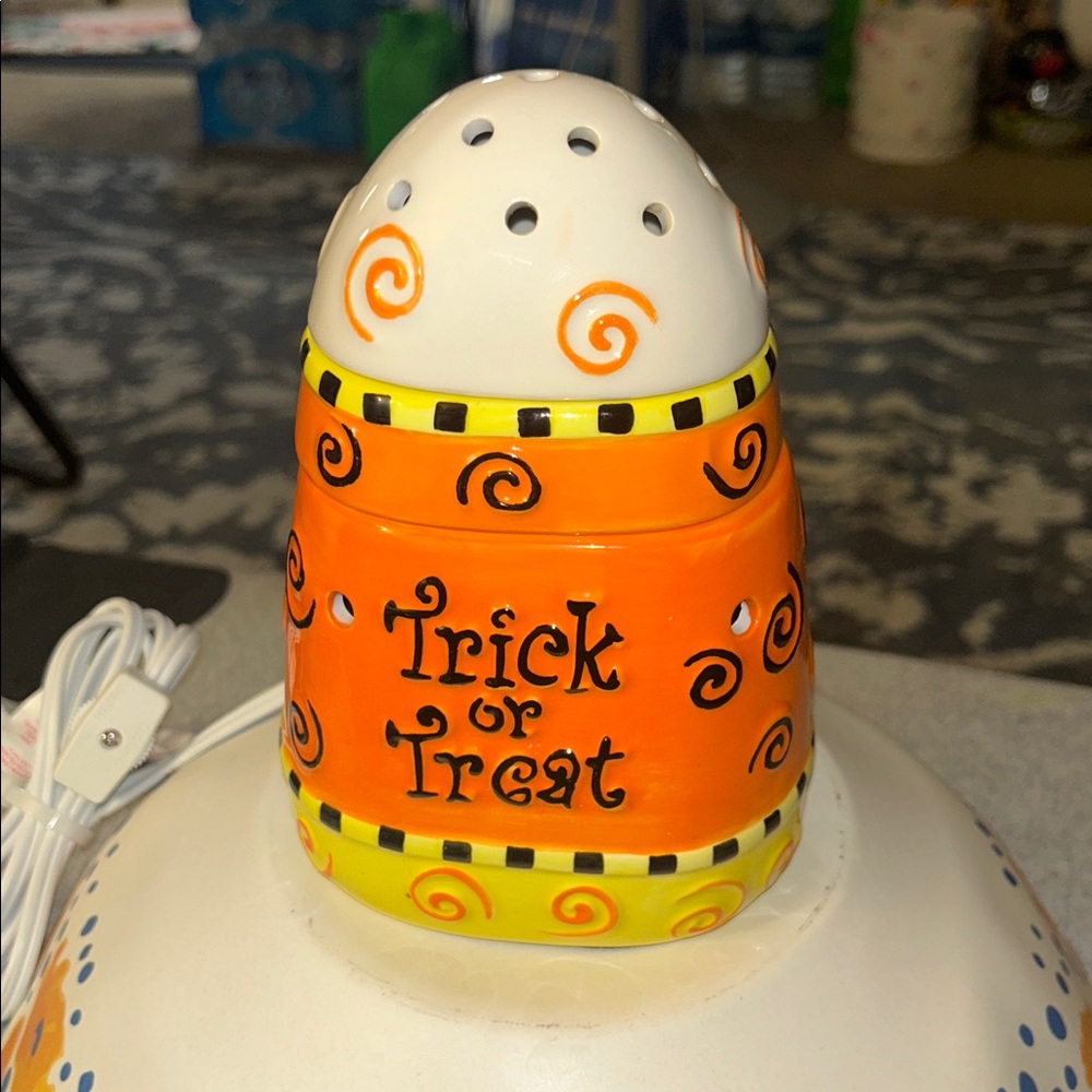 Scentsy Halloween candy corn ceramic  Swirl Warmer in Orange and Yellow Preloved - Picture 2 of 11